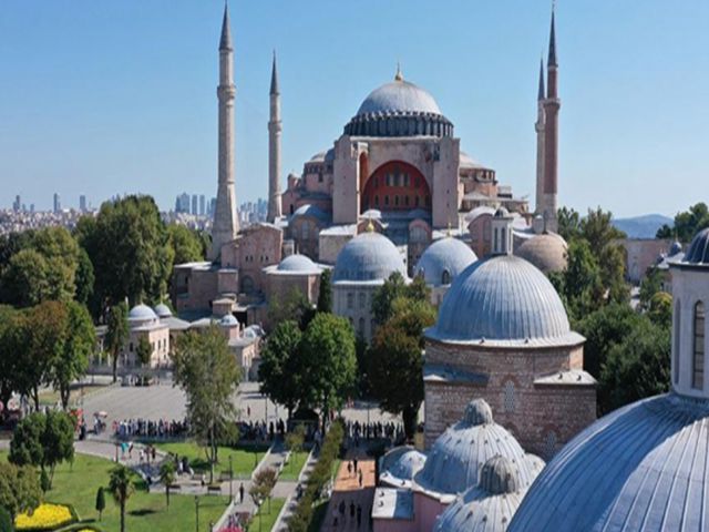 Ayasofya'da ibadete açılışının ikinci yıl dönümünde ziyaretçi yoğunluğu yaşanıyor