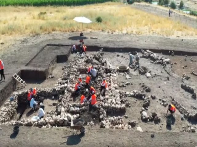 Uygarlık tarihine ışık tutan Çayönü'nde sandık tipi 3 yeni mezar daha bulundu