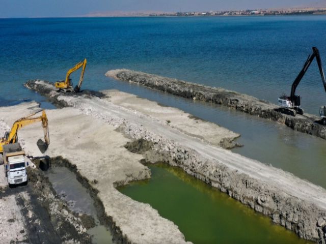 Van Gölü'nün zemininden 400 bin metreküp balçık ve dip çamuru temizlendi