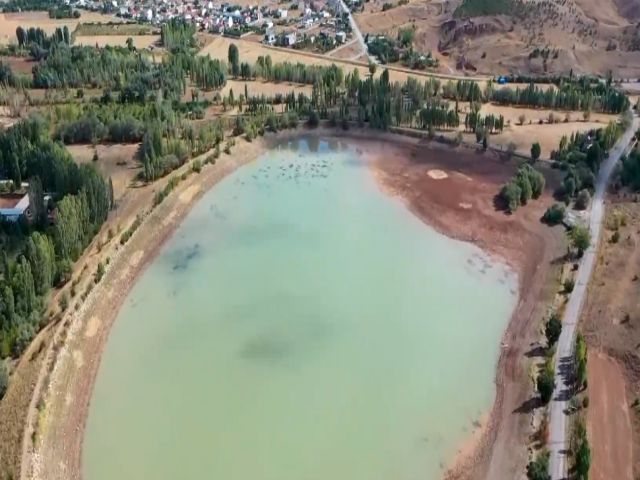 Kuraklıktan etkilenen Serpincik Göleti'nin suyu çekildi