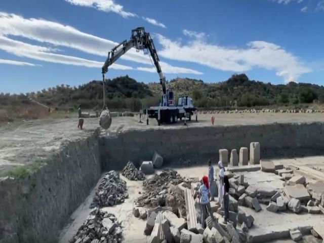 Zeus Tapınağı toprak altından çıkarılan yaklaşık 600 blokla ayağa kaldırılacak