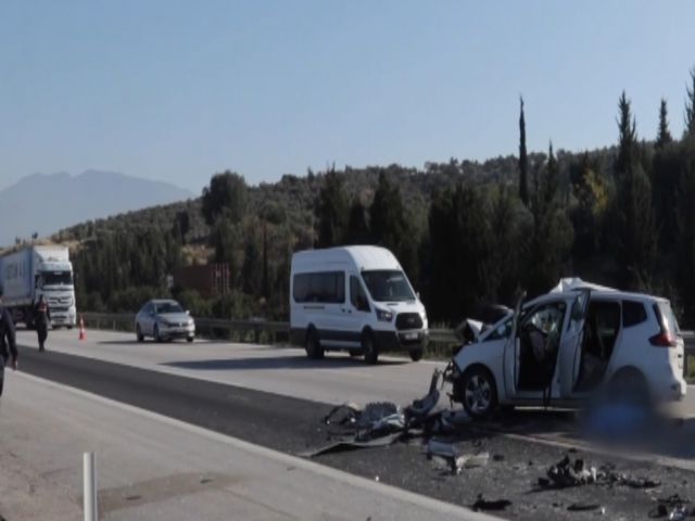 Tıra çarpan otomobildeki 1 kişi öldü, 2 kişi yaralandı