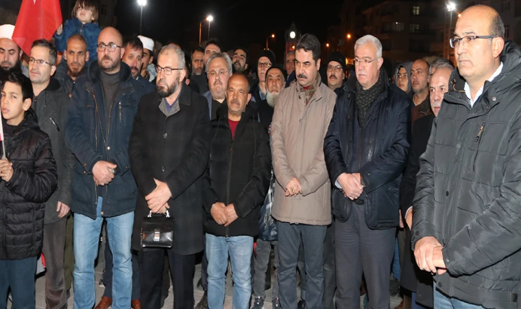 İsveç'te Kur'an-ı Kerim'in yakılması Karaman'da protesto edildi