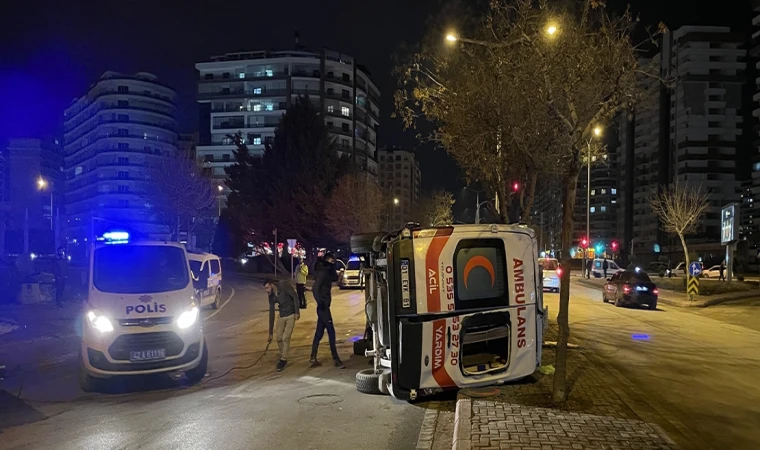 Konya'da ambulans ile otomobilin çarpışması sonucu 4 kişi yaralandı