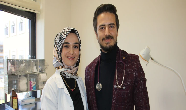 Yolları üniversitede kesişen doktor çift aynı hastanede hastalara hizmet veriyor