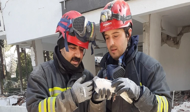 Konya itfaiye ekipleri, Hatay'da enkaz altında kalan 2 güvercini kurtardı