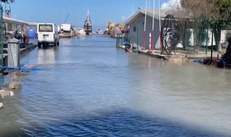 İskenderun'da etkili olan lodos nedeniyle bazı balıkçı tekneleri battı