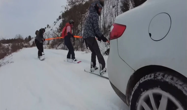 Munzur'da araçlarına bağladıkları halatla snowboard yaptılar