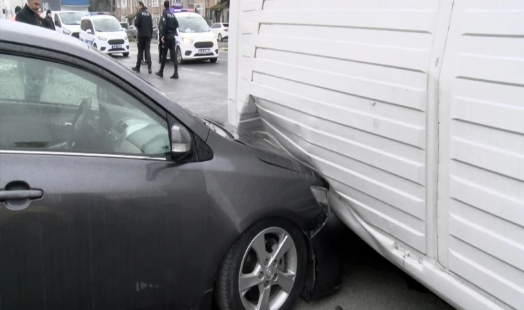 Beylikdüzü'nde panelvan otomobilin üzerine devrildi