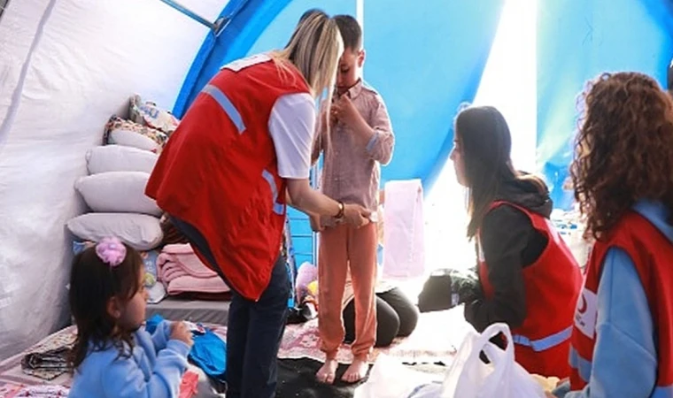 Depremzede çocuklar için yoğun bayramlık mesaisi