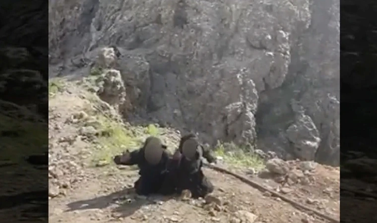 2 PKK'lı teröristin teslim olma görüntüleri