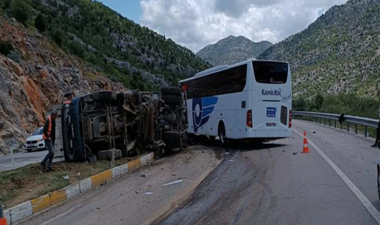 Konya'da yolcu otobüsü ile kamyonun çarpışması sonucu 1 kişi öldü