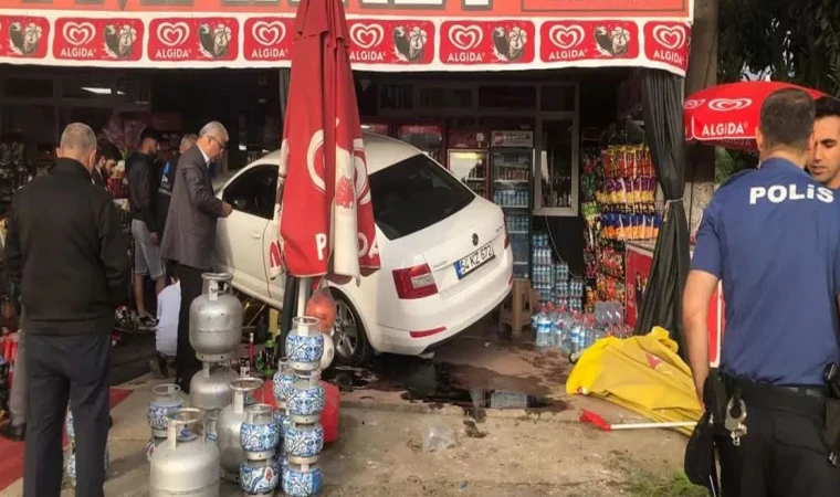 OTOMOBİLİN MARKETE ÇARPMASI GÜVENLİK KAMERASINDA