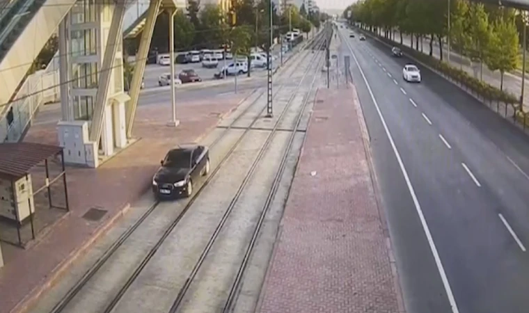 TRAMVAY YOLUNU KARA YOLU ZANNEDEN SÜRÜCÜ ALKOLLÜ ÇIKTI!