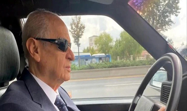 BAHÇELİ, KLASİK OTOMOBİLİYLE ANKARA'YI GEZDİ