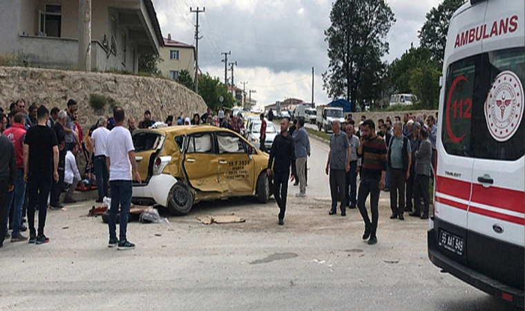 Beton mikseri ile taksi çarpıştı, 5 kişi yaralandı