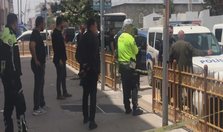 Erzurum'da çıkan bıçaklı kavgada, biri olaya müdahale eden polis 2 kişi yaralandı