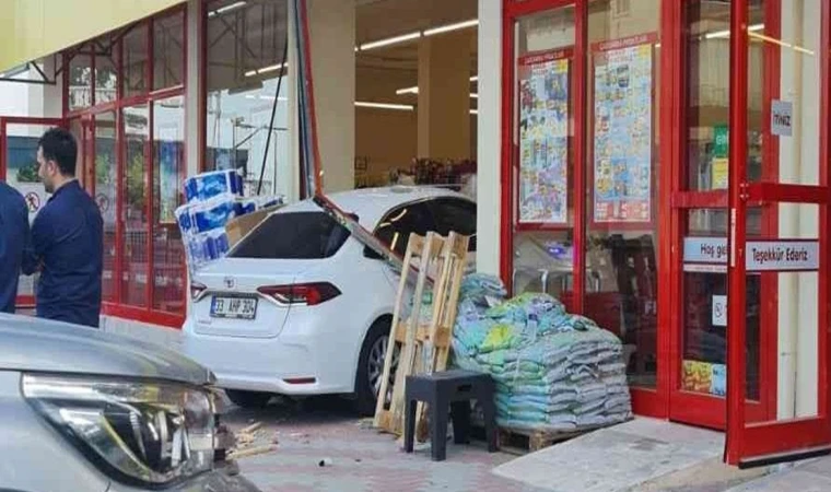 Fren yerine gaza bastığı otomobiliyle markete girdi