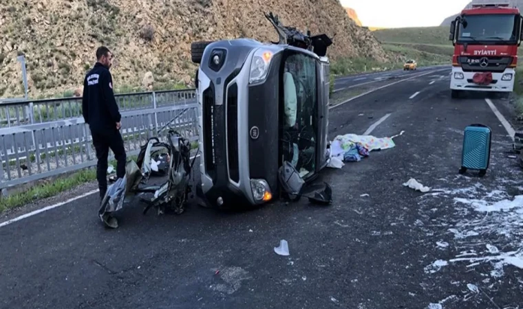 Hafif ticari aracın bariyerlere çarptığı kazada 1 kişi öldü, 2 kişi yaralandı