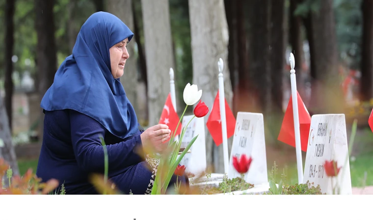 Hiç görmediği babasının kabrinin Konya Şehitliği'nde olduğunu öğrenen kadından hüzünlü ziyaret