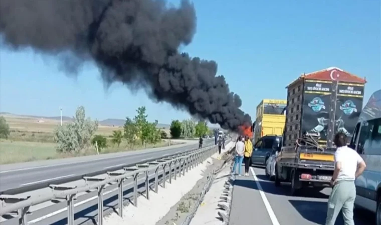 Konya-Ankara kara yolunda yanan tır ulaşımı aksattı