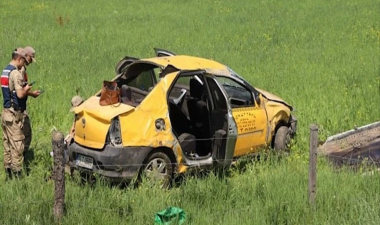 Lastiği patlayan taksi devrildi, 1 kişi öldü, 2 kişi yaralandı