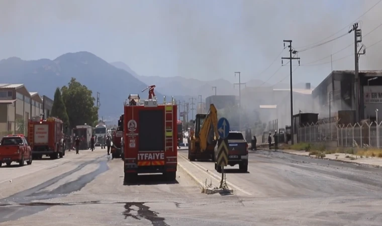 Denizli'de geri dönüşüm depolama tesisinde çıkan yangın kontrol altına alındı