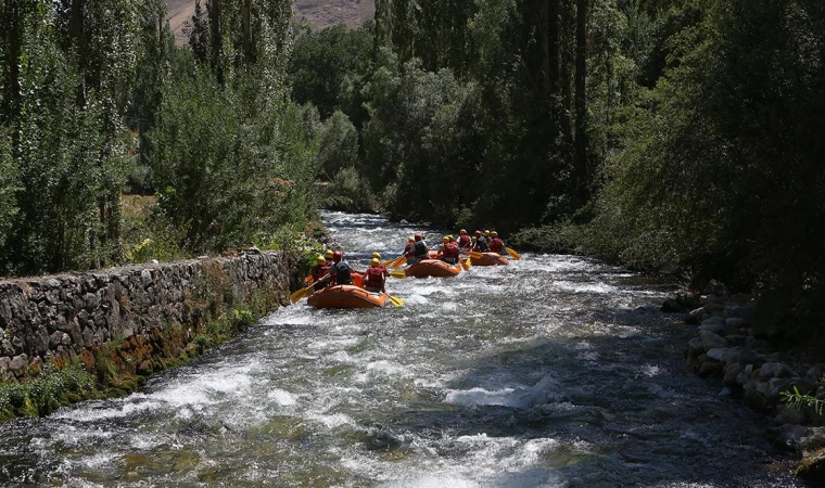 Doğaseverler Müküs Çayı'nın serin suyunda rafting yapt