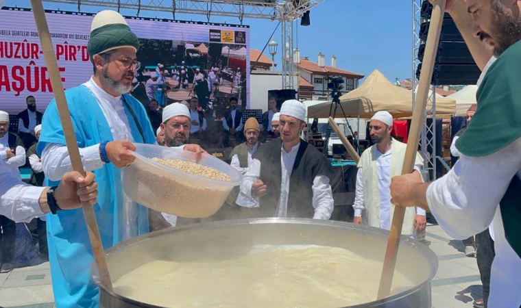 Mevlana Meydanı'nda Mevlevi usullerine göre aşure kaynatıldı