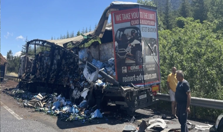 Otoyolda kazaya karışan alkol ve küspe yüklü 2 tır yandı