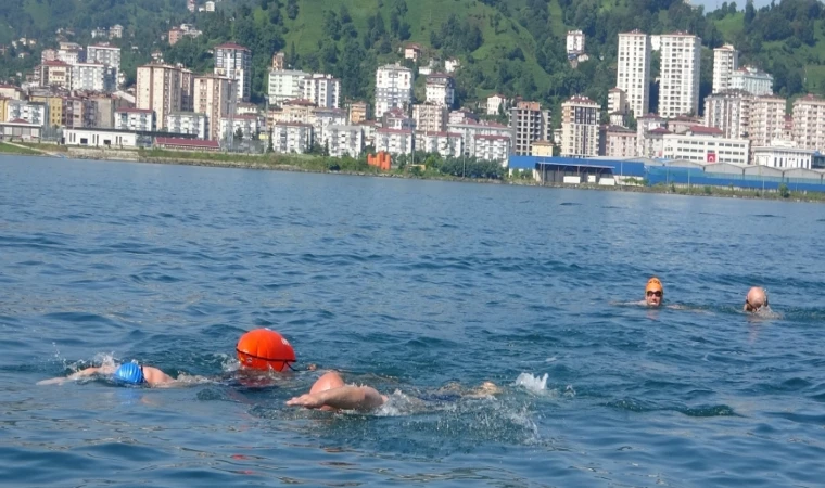 Rize'de 16 kişilik grup 15 Temmuz Şehitleri anısına 4 kilometre yüzdü