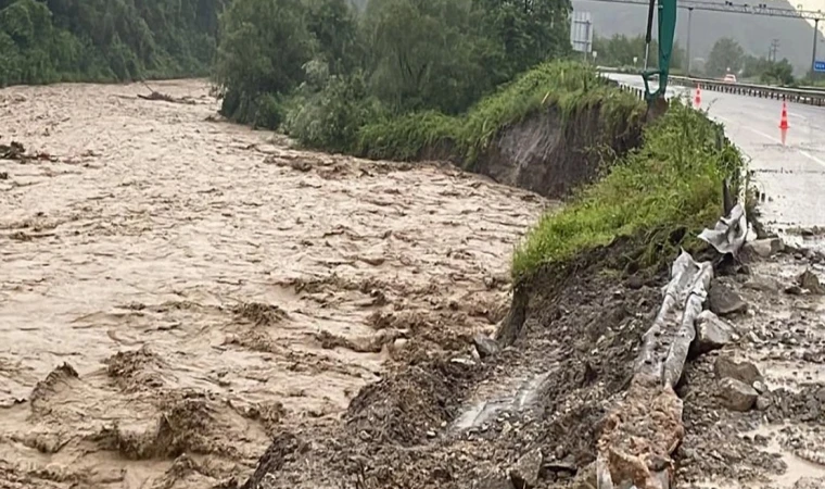 Sel nedeniyle tek katlı ev yıkıldı