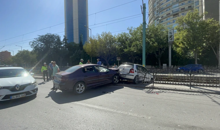 Çarpışan iki araçtan biri tramvay yoluna girdi, 2 kişi yaralandı