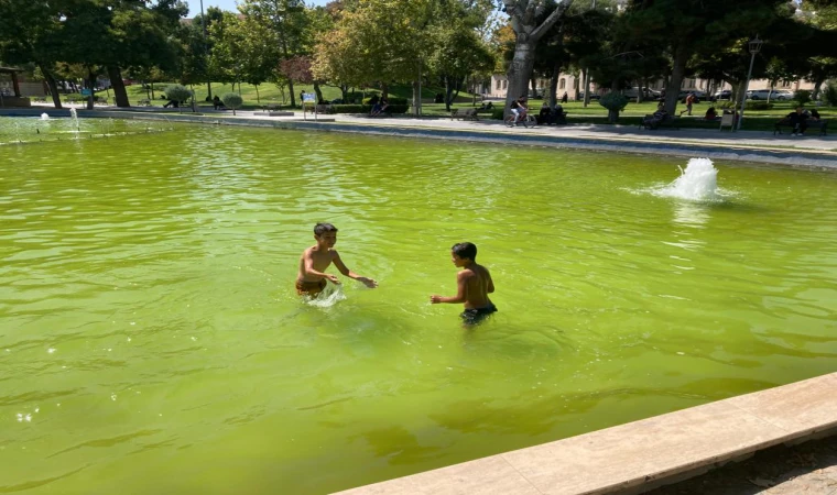 Konya'da aşırı sıcaktan bunalanlar park ve bahçelerde serinledi