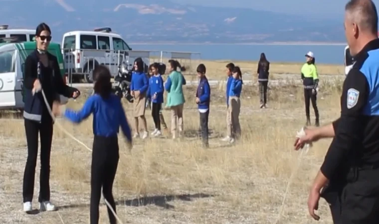 Burdur'da polisler uçurtma şenliğinde çocuklarla buluştu