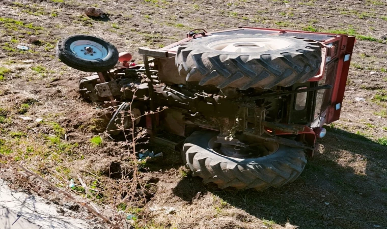 Tarlaya devrilen otomobil ve traktördeki 1 kişi öldü, 8 kişi yaralandı