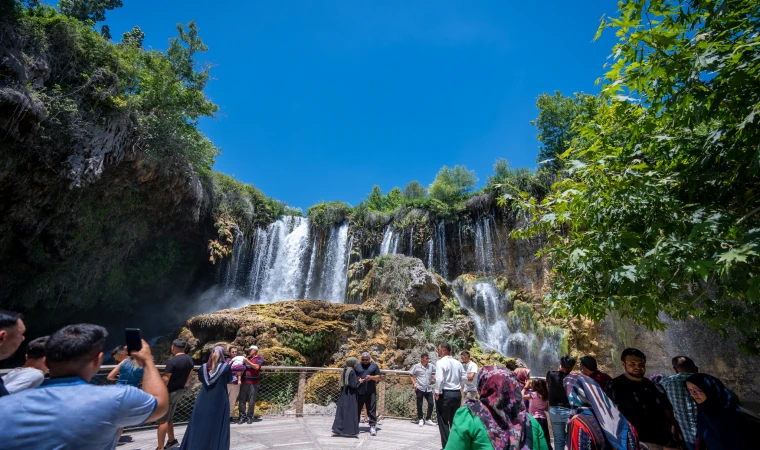 Doğa severlerin uğrak noktası Yer Köprü Şelalesi