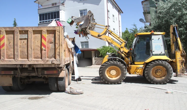 Konya'da bir apartmanın bahçesinden 5 kamyon ve 3 römork çöp çıkarıldı