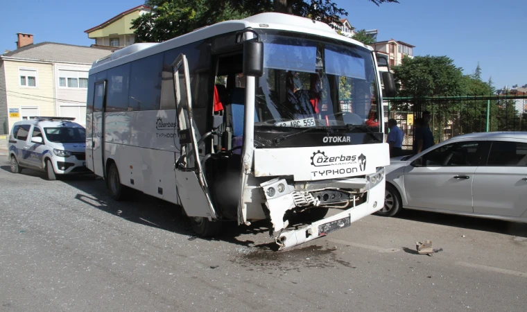 Konya'da işçi servisi ile otomobil çarpıştı, 5 kişi yaralandı