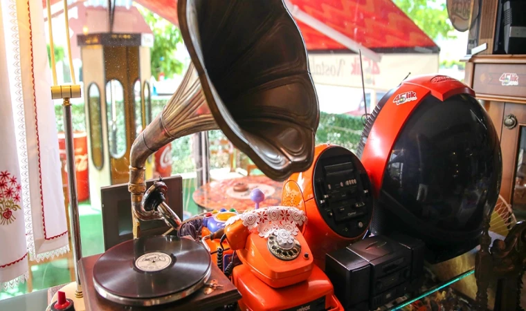 Konya'da mahalle arasındaki nostaljik kafe ziyaretçilerini maziye götürüyor