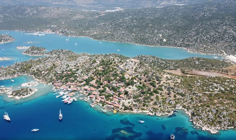 Turistler Antalya'nın doğa harikası koylarını mavi yolculukla keşfediyor