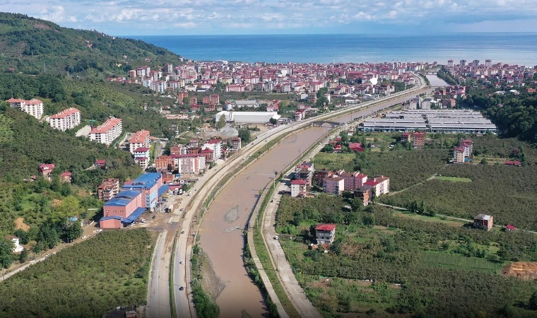 Trabzon’un Araklı ilçesinde meydana gelen taşkınlardan sonra temizleme çalışmaları havadan görüntüle