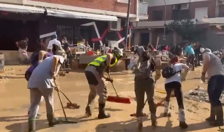 İspanya'da sel felaketinin ardından binlerce kişi sokakları temizledi