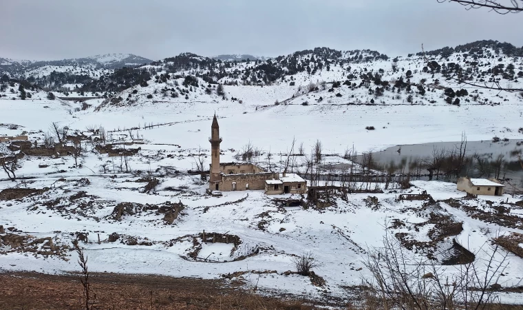 Baraj altında kalan köy, sular çekilince karla kaplandı