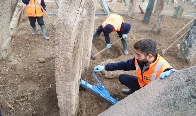 SELÇUKLU MEZARLIĞINDA MEZAR TAŞLARI REVİZE EDİLİYOR