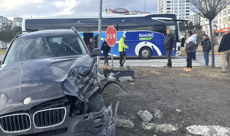 Yolcu otobüsü ile çarpışan cipteki 3 kişi yaralandı