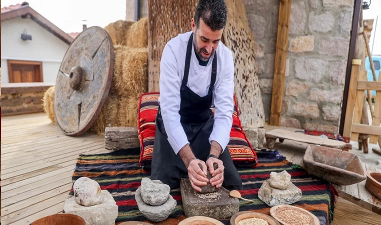 Çatalhöyük'teki "8 bin 600 yıllık buluntu"dan esinlenip ekmek pişirdi