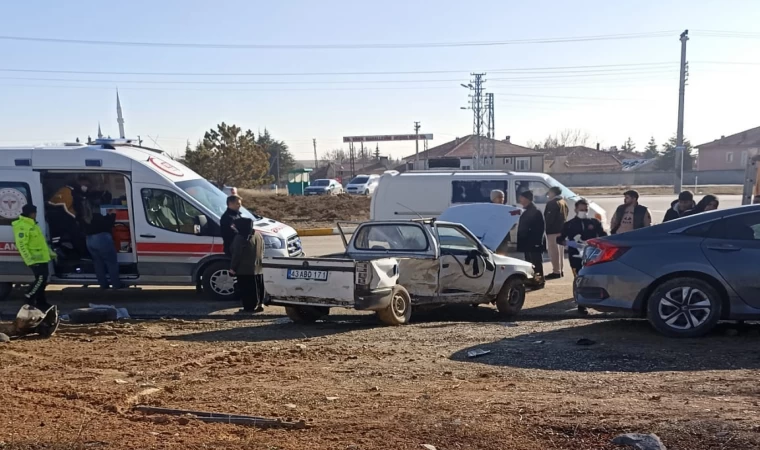 Otomobille kamyonetin çarpışması sonucu 5 kişi yaralandı